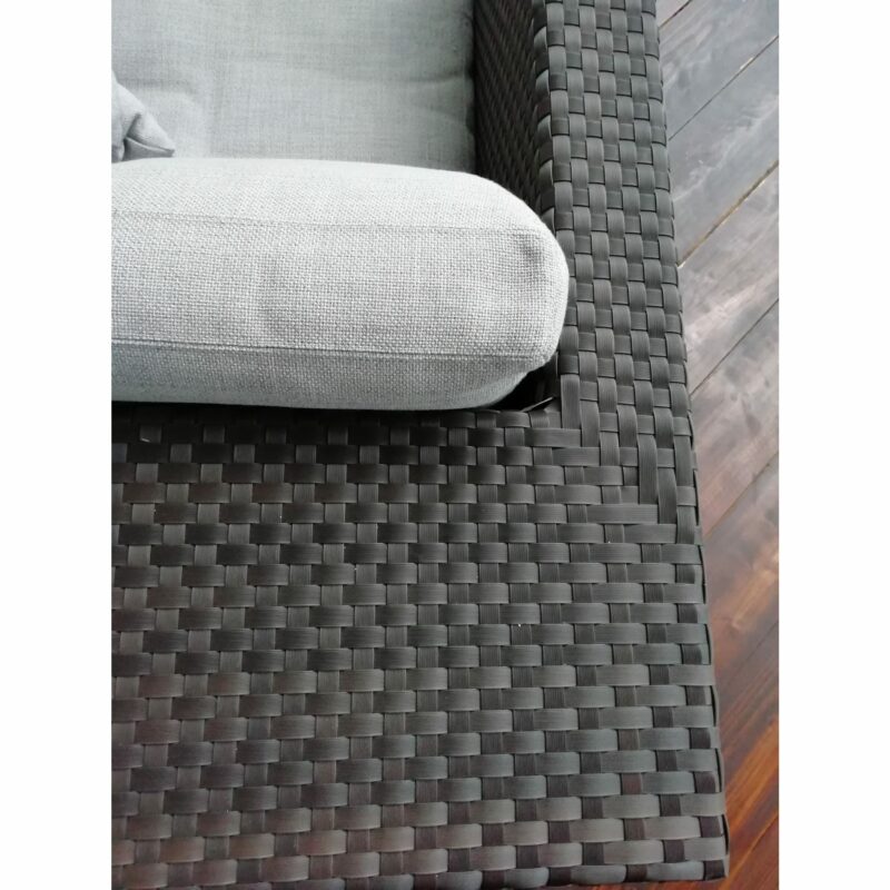 DEDON "LOUNGE" Loungesessel, Rahmen Aluminium, Geflecht DEDON-Faser java, Kissen Acryl warm gray, Ausstellung Karlsruhe