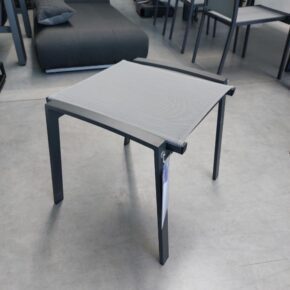 Home Islands "Yuri" Gartenhocker, Gestell Aluminium charcoal, Sitz Textilgewebe silver black, Ausstellung Karlsruhe