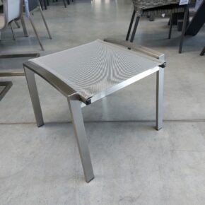 Home Islands "Daiki" Gartenhocker, Gestell Edelstahl, Bespannung Textilgewebe silver black, Ausstellung Karlsruhe