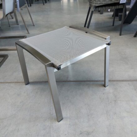 Home Islands "Daiki" Gartenhocker, Gestell Edelstahl, Bespannung Textilgewebe silver black, Ausstellung Karlsruhe