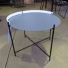 Tray Table "Edge" von Houe, Durchmesser 62 cm, taubenblau/weiß - Ausstellung Karlsruhe