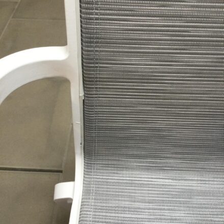 Stern "Oskar" Stapelsessel, Gestell Aluminium weiß, Sitzfläche Textilgewebe silber - Ausstellung Lauchringen