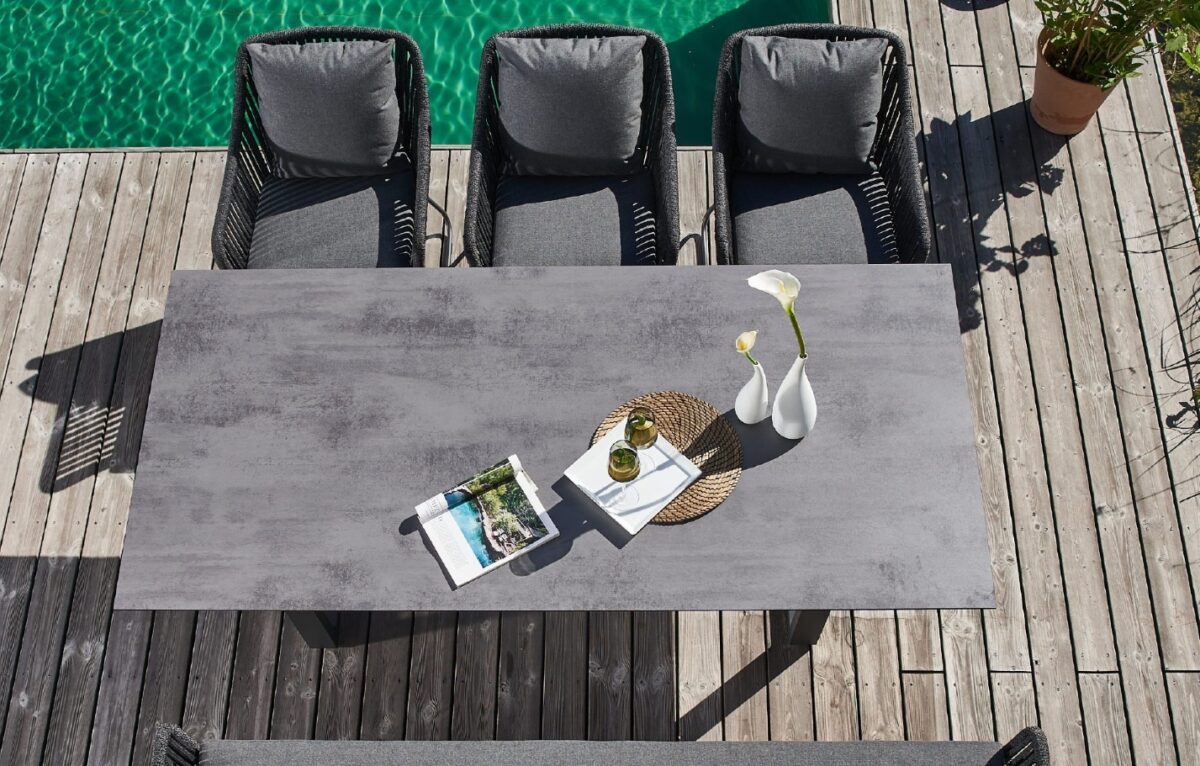 Blick von oben auf einen modernen Gartentisch mit HPL-Platte