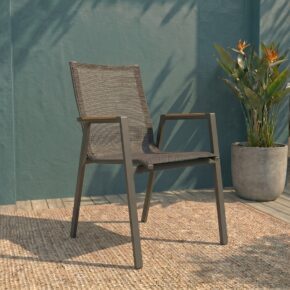 Lesli Living "Tarragona Negro" Stapelstuhl, Gestell Aluminium charcoal, Sitzfläche Textilen schwarz-grau, Armlehnen Teak (Bild KI-generiert)