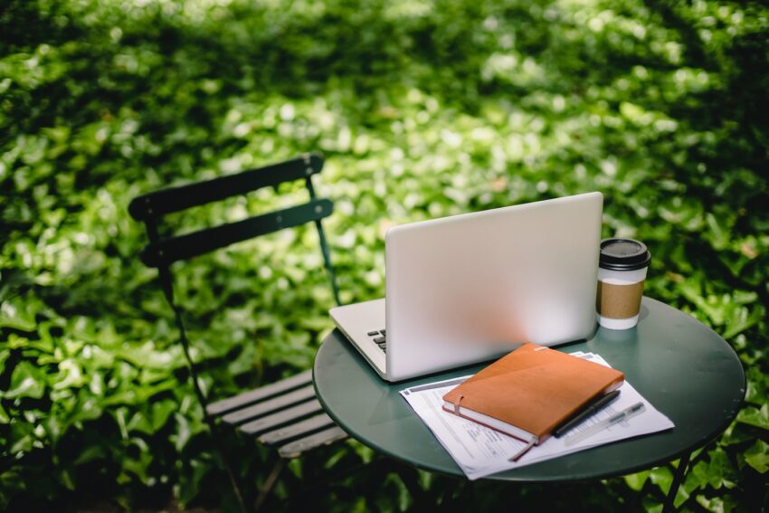 Homeoffice im Garten Tipps fürs Arbeiten im Grünen