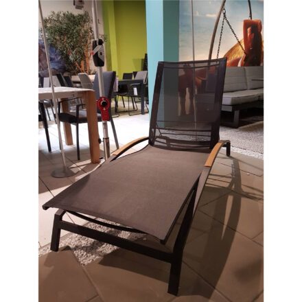 Diamond Garden "Valencia" Sonnenliege, Gestell Edelstahl dunkelgrau, Bespannung Sunproof Sling schwarz/silber, Teak-Armlehnen - Ausstellung Lauchringen