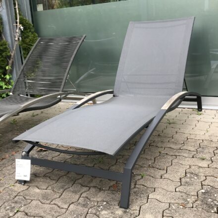 Diamond Garden "Valencia" Sonnenliege, Gestell Edelstahl dunkelgrau, Bespannung Sunproof Sling schwarz/silber, Teak-Armlehnen