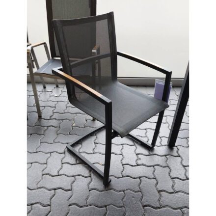 Diamond Garden "Valencia" Freischwinger, Gestell Edelstahl dunkelgrau, Textilgewebe schwarz-silber, Armlehnen Teakholz-Einlage - Ausstellung Karlsruhe