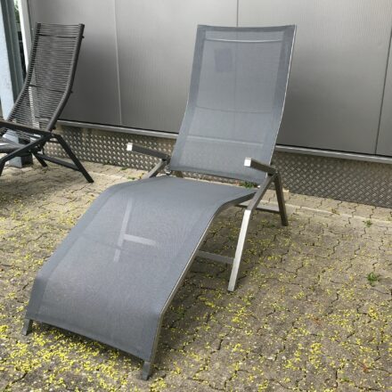 Diamond Garden "Venedig" Relaxliege, Gestell Edelstahl gebürstet, Liegefläche Sunproof® Sling schwarz/silber, Armlehnen Teak