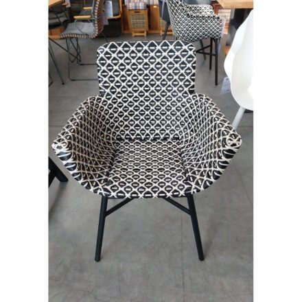 Hartman "Delphine" Design Chair, Gestell Aluminium carbon black, Sitzschale Polyrattan White&Black, Ausstellung Karlsruhe