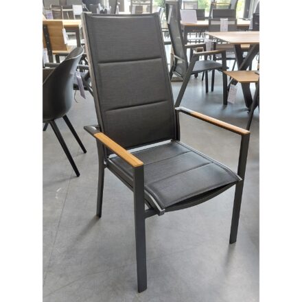 Niehoff "Palos Plus Flex" Hochlehner, Gestell Alu anthrazit, Sitzfläche schwarz gepolstert, Armlehnen Teak, Ausstellung Karlsruhe
