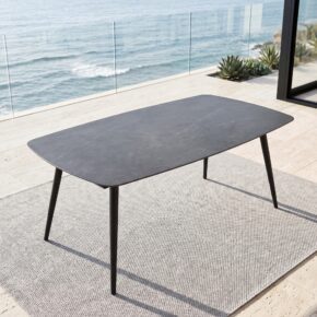 Jati&Kebon "Amazone" Gartentisch, Gestell Aluminium eisengrau, Tischplatte Dekton Laos (Bild KI-generiert)