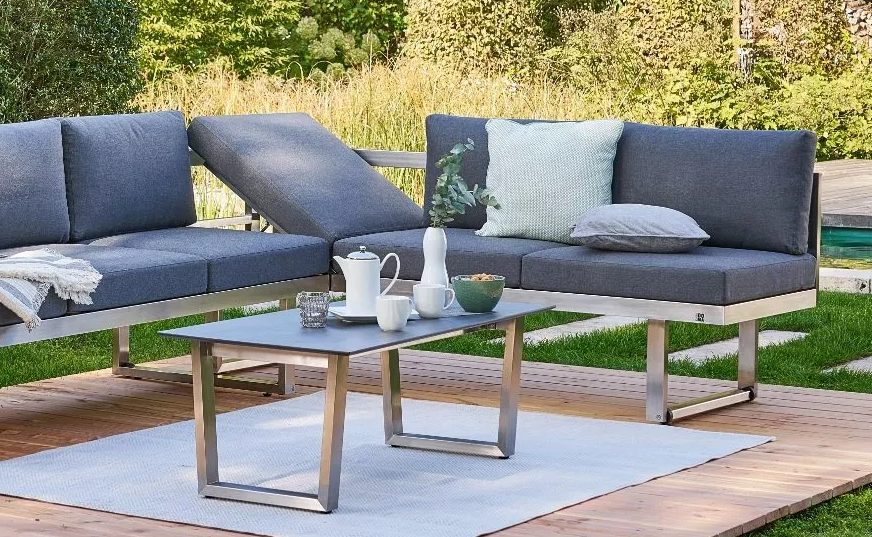 Loungesofa Aragona von CASA DOMA mit aufgestelltem Seitenteil - Das Sofa wird zur Liege