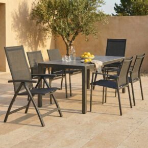 Liadomo Set mit "Scalea" Tisch 160x90 cm, Aluminium anthrazit, Tischplatte Keramik, "Pellaro" Stapelstuhl und "Ricadi" Klappsessel, Aluminium anthrazit, Textilgewebe anthrazit (Bild KI-generiert)