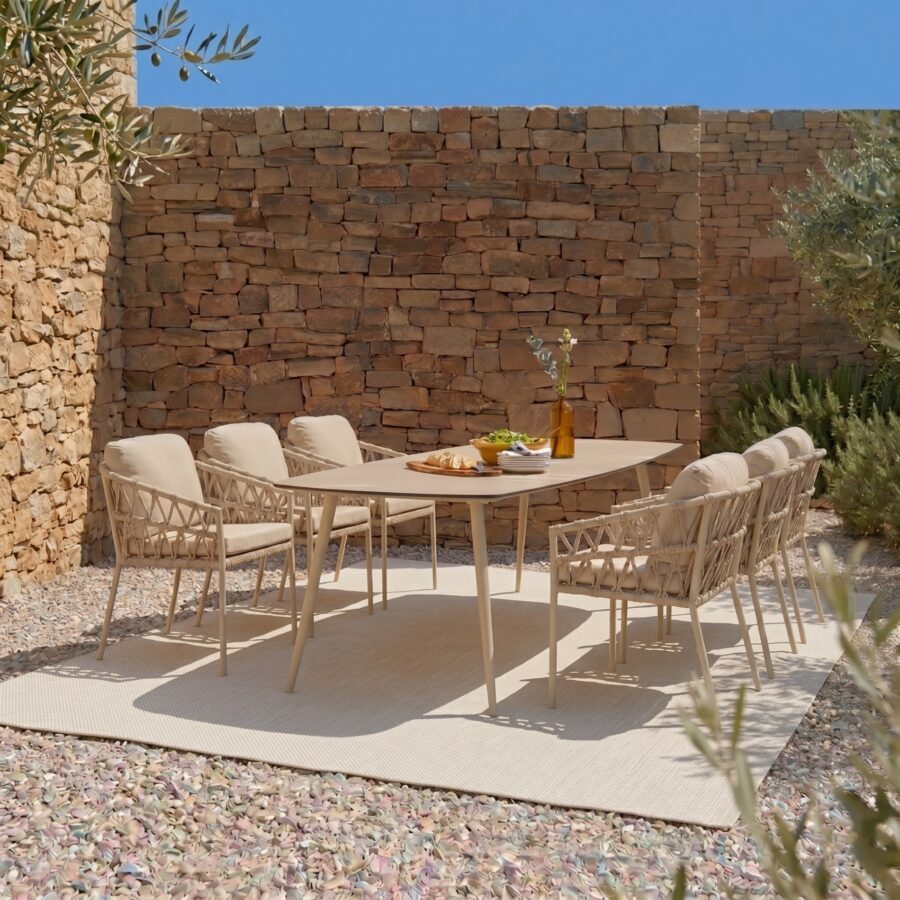 CASA DOMA Set mit "Messina" Diningsessel, Alu cream, Rope fossil mit "Napola" Gartentisch 240x100 cm, Alu cream/HPL Travertin (Bild KI-generiert)