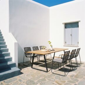 CASA DOMA "Solano" Stapelstuhl, Edelstahl anthrazit, Rope anthrazit, Armlehnen Teak mit "Trapani" Gartentisch 240x100 cm, Teakplatte (Bild KI-generiert)