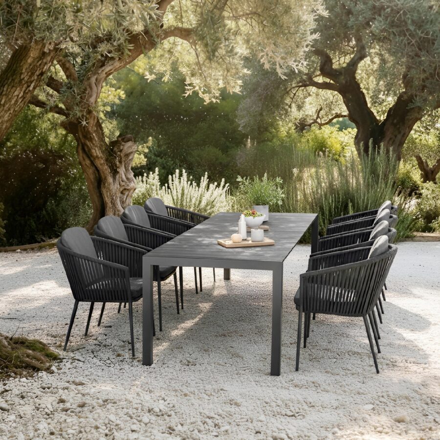Liadomo Set mit "Marano" Ausziehtisch 160/210/260x90 cm, Edelstahl anthrazit, HPL Betonoptik und "Carano" Stapelsessel, Alu anthrazit, Rope anthrazit (Bild KI-generiert)