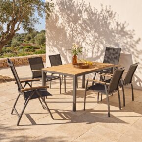 Liadomo Set mit "Scalea" Tisch 160x90 cm, Alu anthrazit, Tischplatte Teak und "Ricadi" Klappsessel, Alu anthrazit, Textilgewebe anthrazit, Armlehnen Teak (Bild KI-generiert)