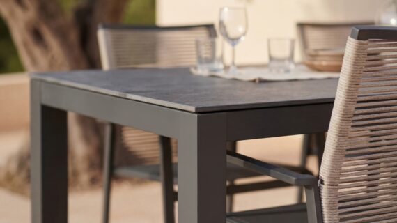 Liadomo Set mit "Scalea" Tisch 160x90 cm, Alu anthrazit, Tischplatte Keramik Granitoptik und "Limbadi" Stapelstuhl, Alu anthrazit, Textilgewebe anthrazit, Rope beige (Bild KI-generiert)