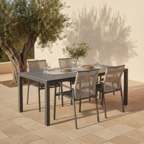 Liadomo Set mit "Scalea" Tisch 160x90 cm, Alu anthrazit, Tischplatte Keramik Granitoptik und "Limbadi" Stapelstuhl, Alu anthrazit, Textilgewebe anthrazit, Rope beige (Bild KI-generiert)