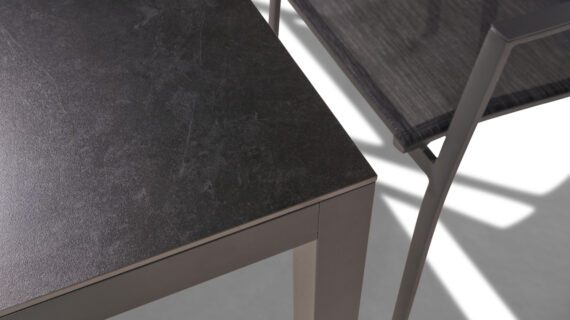 Liadomo Set mit "Scalea" Gartentisch, Alu anthrazit, Tischplatte Keramik und "Pellaro" Stapelstuhl, Alu anthrazit, Textilgewebe anthrazit