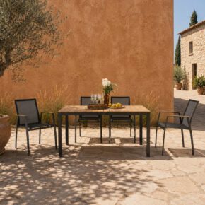 Liadomo Set mit "Scalea" Tisch 160x90 cm, Alu anthrazit, Tischplatte Teak und "Pellaro" Stapelstuhl, Alu anthrazit, Textilgewebe anthrazit, Armlehnen Teak (Bild KI-generiert)