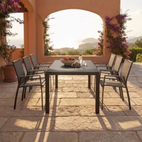Liadomo Set mit "Scalea" Tisch 210x100 cm, Alu anthrazit, Tischplatte Keramik und "Pellaro" Stapelstuhl, Alu anthrazit, Textilgewebe anthrazit (Bild KI-generiert)