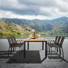 Liadomo Set 7-tlg. mit "Scalea" Tisch 210x100 cm, Aluminium anthrazit, Tischplatte Teak und "Pellaro" Stapelstuhl, Aluminium anthrazit, Textilgewebe anthrazit, Armlehnen Teak