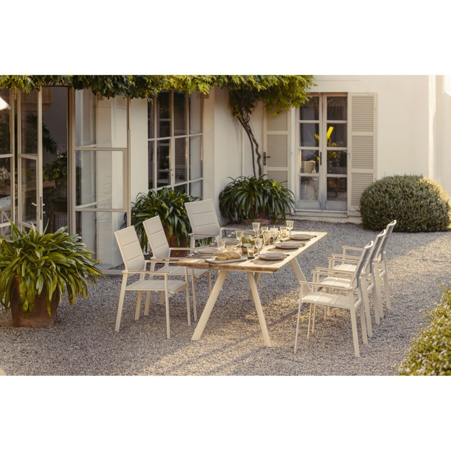 Niehoff "Lissabon" Hochlehner mit "Valletta" Gartentisch, Gestelle Aluminium ivory, Sitz- und Rückenfläche Textilgewebe taupe, Tischplatte Teakholz