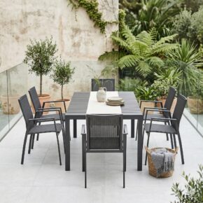 Liadomo Gartenmöbel-Set mit Ausziehtisch "Marano", Edelstahl anthrazit, Tischplatte HPL Betonoptik und Stapelstuhl "Pellaro", Aluminium anthrazit, Textilgewebe anthrazit (Bild KI-generiert)