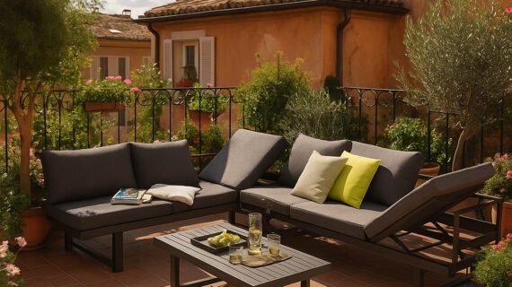Eine verstellbare Loungegruppe auf einer Terrasse, im Hintergrund eine Hausfassade,