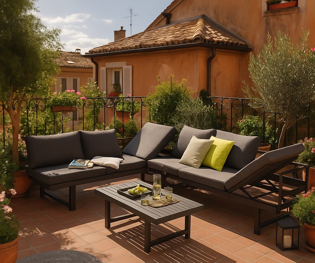Eine verstellbare Loungegruppe auf einer Terrasse, im Hintergrund eine Hausfassade,