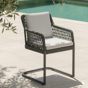 CASA DOMA "Casoli" Freischwinger, Gestell Aluminium anthrazit, Bespannung Rope fossil, Kissen beige (Bild KI-generiert)