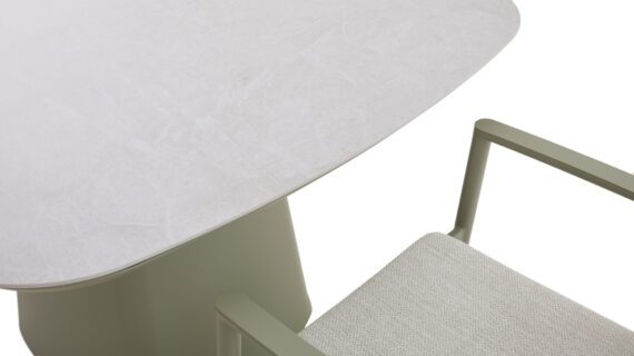 CASA DOMA "Lavello" Stapelstuhl, Aluminium moosgrün, Polyrattan grün, "Lioni" Gartentisch 120x120 cm, Tischplatte Sinterstein hellgrau marmoriert