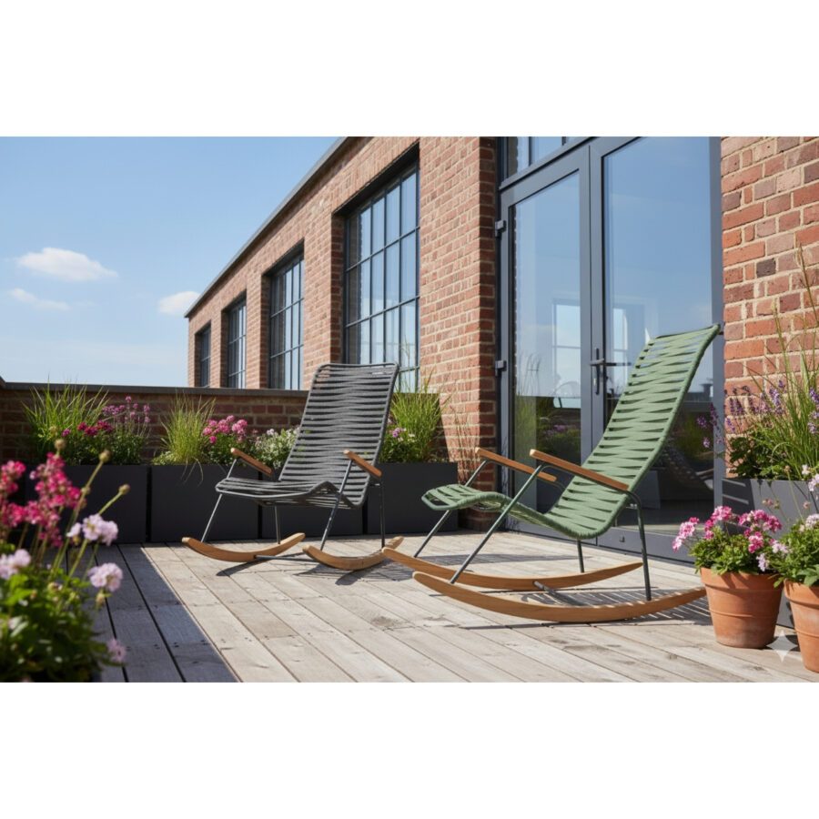 Liadomo "Atina" Schaukelsessel, Gestell Edelstahl anthrazit bzw. dunkelgrün, Sitz- und Rückenfläche Rope anthrazit bzw. oliv, Kufen und Armlehne Teakholz (Bild KI-generiert)