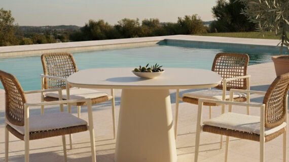 CASA DOMA Gartenmöbel-Set mit "Lavello" Stapelstuhl und "Lioni" Gartentisch, Aluminium cream, Geflecht naturfarben, Tischplatte Sinterstein 120x120 cm (Bild KI-generiert)