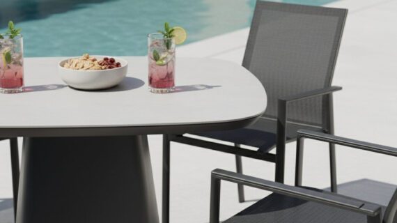 Gartenmöbel-Set mit Liadomo "Limbadi" Stapelsessel und CASA DOMA "Lioni" Gartentisch 120x120 cm, Gestelle Aluminium anthrazit, Armlehnen Aluminium, Platte Sinterstein (Bild KI-generiert)