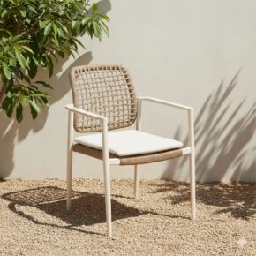 CASA DOMA "Lavello" Stapelstuhl, Gestell Aluminium cream, Polyrattan naturfarben, Kissen beige (Bild KI-generiert)