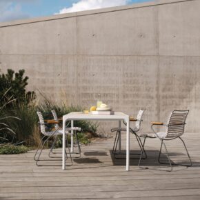 Houe "Four" Gartentisch, Aluminium muted white, Tischplatte Keramik shell mit "Click" Stapelstuhl, Kunststoff-Lamellen muted white