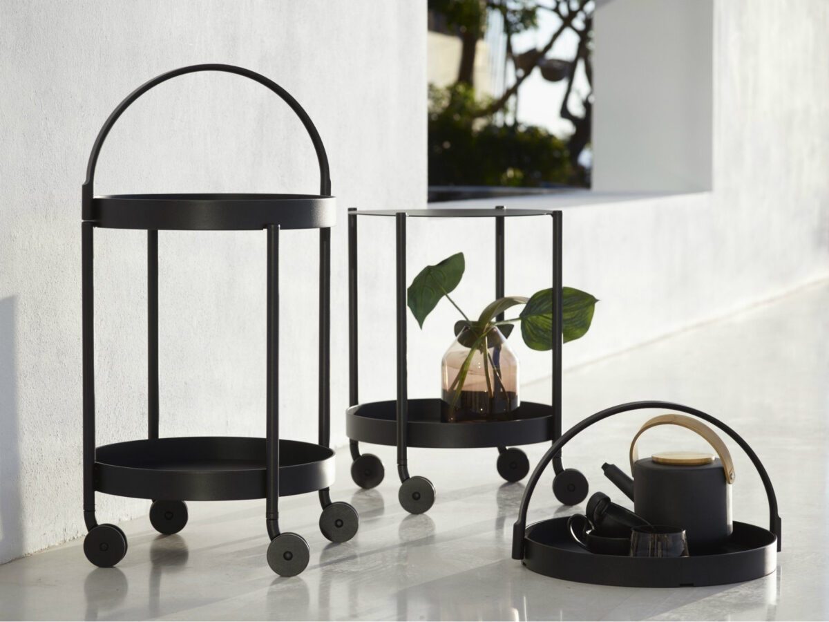 Zwei Servierwagen und ein Tablett auf einer modernen Terrasse