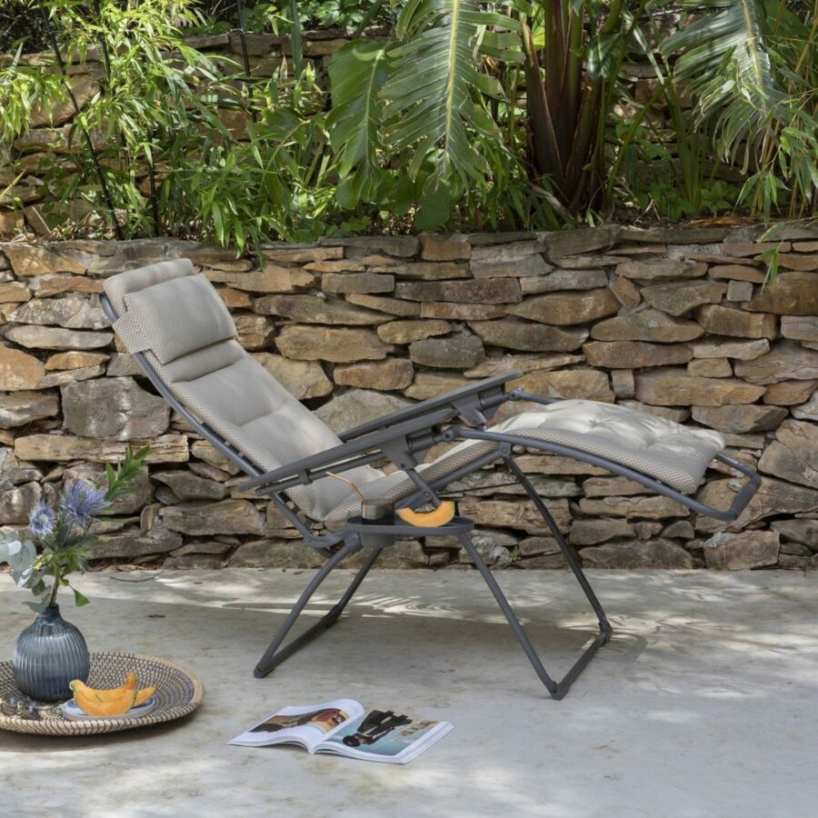 Relaxsessel mit Getränkehalter auf einer schattigen Terrasse