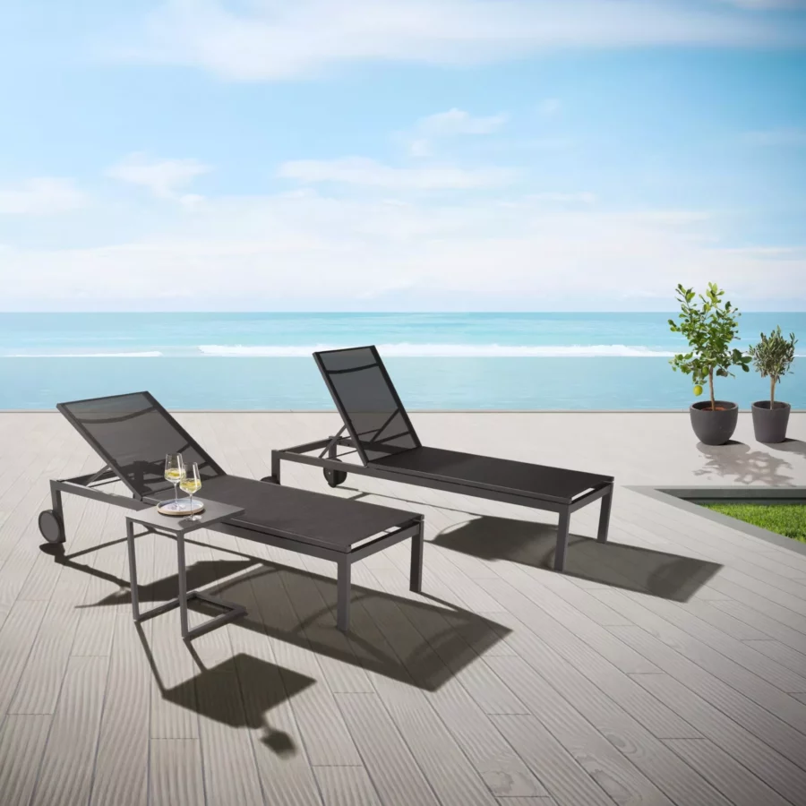 Zwei moderne Sonnenliegen von Liadomo "Firmo" mit puritischem Beistelltisch "Lido" (KI-generiert)