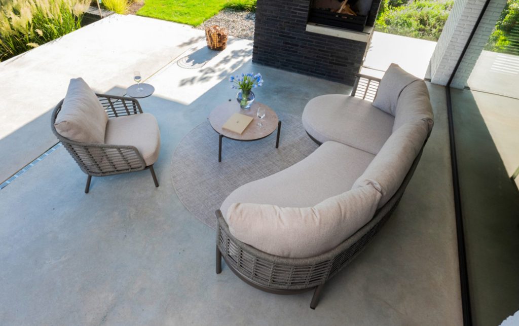 Loungesofa mit Sessel auf einer modernen Terrasse