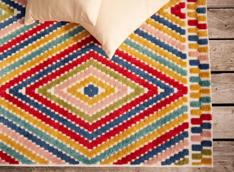 Farbenfroher Outdoor-Teppich mit Rautenmuster von Kettler