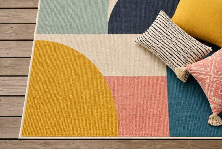 Farbenfroher Outdoor-Teppich (KI-generiert)