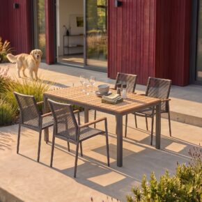 Liadomo Set mit "Scalea" Gartentisch 160x90 cm, Alu anthrazit/Teak & "Mannoli" Stapelstuhl Alu anthrazit, Sitz Textilgewebe, Rückenlehne Rope anthrazit, Armlehnen Teak (Bild KI-generiert)