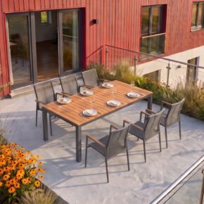 Liadomo Set mit "Scalea" Gartentisch 210x100 cm, Alu anthrazit/Teak & "Mannoli" Stapelstuhl Alu anthrazit, Sitz Textilgewebe, Rückenlehne Rope anthrazit, Armlehnen Teak (Bild KI-generiert)