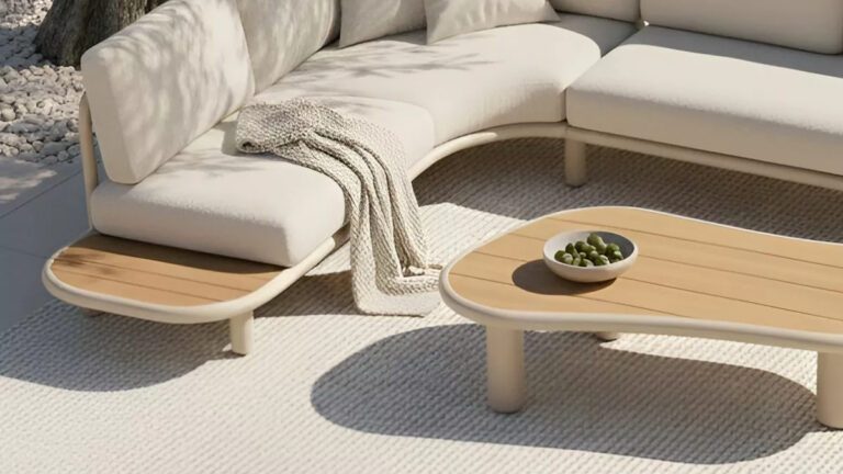 Organisch geformte Lounge mit Abschluss und Loungetisch aus Teakholz (Bild: KI-generiert)