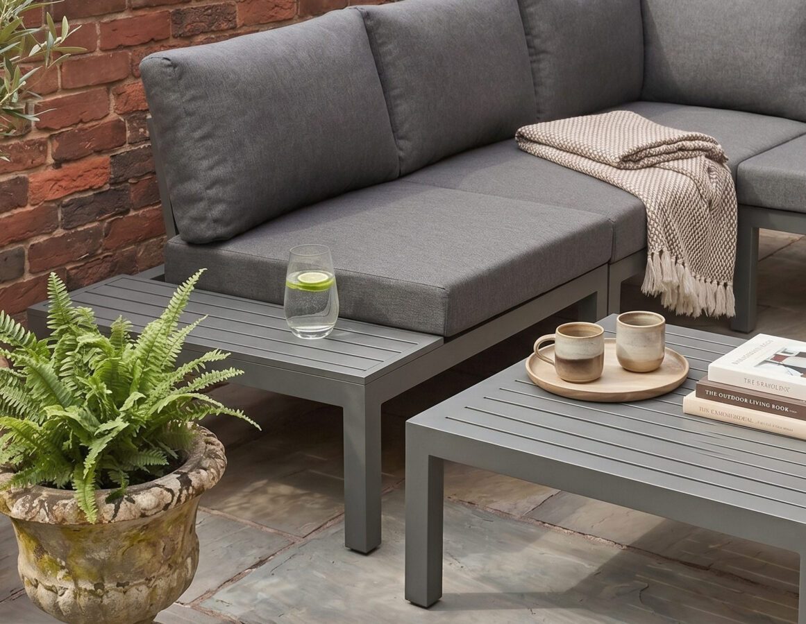 Gemütliches Loungesofa mit Ablage und Tisch auf einer Terrasse