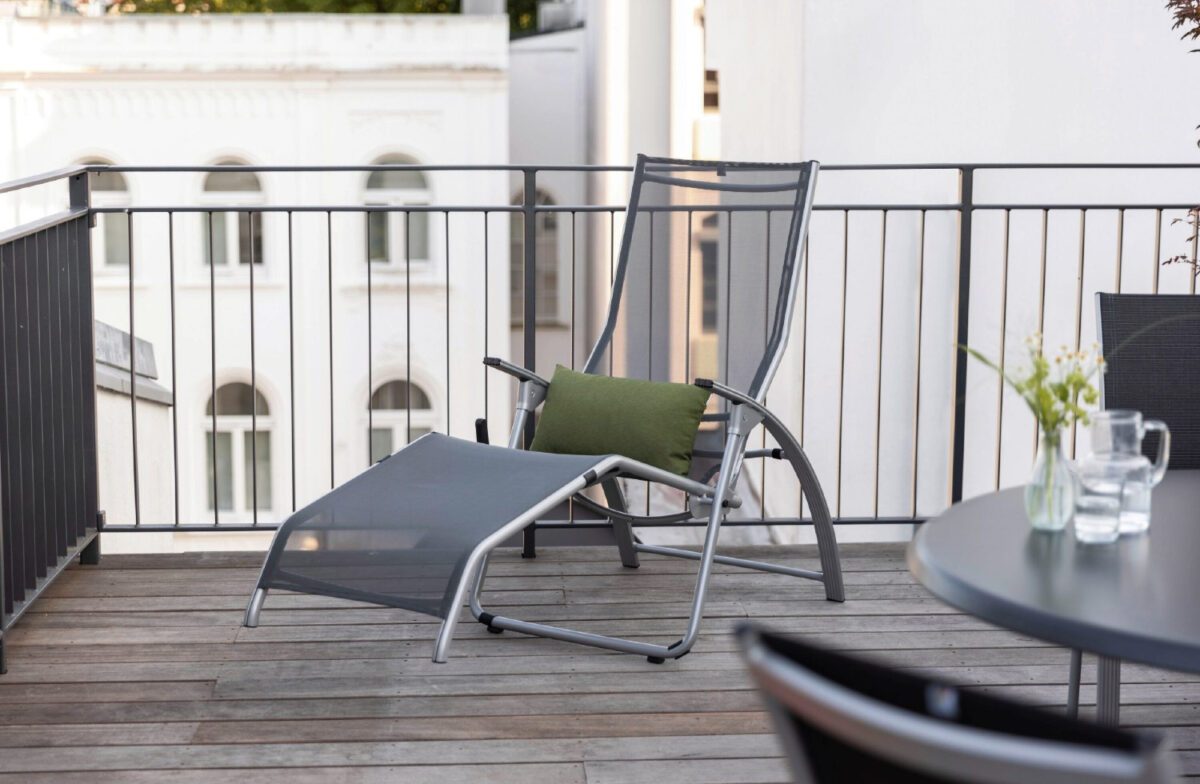 Grau Kettler Bäderliege Tampa auf einem größeren Balkon in der Stadt